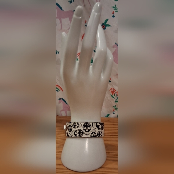 EUC Alexander McQueen Black & Silver Skull Casual Goth Bangle Bracelet Jewelry - Picture 1 of 6